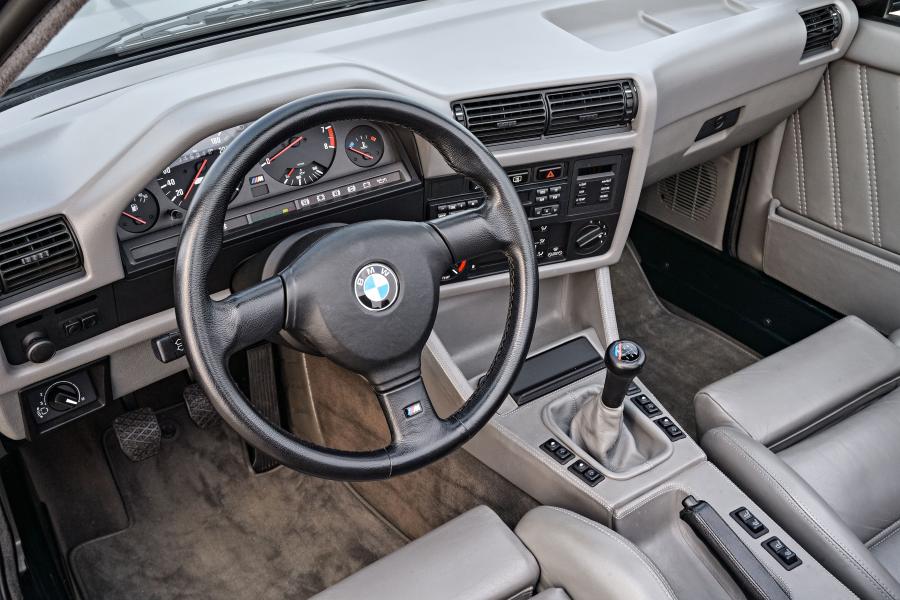 Торпедо BMW M3 Convertible (E30) 1988 года  (фото 5 из 42)